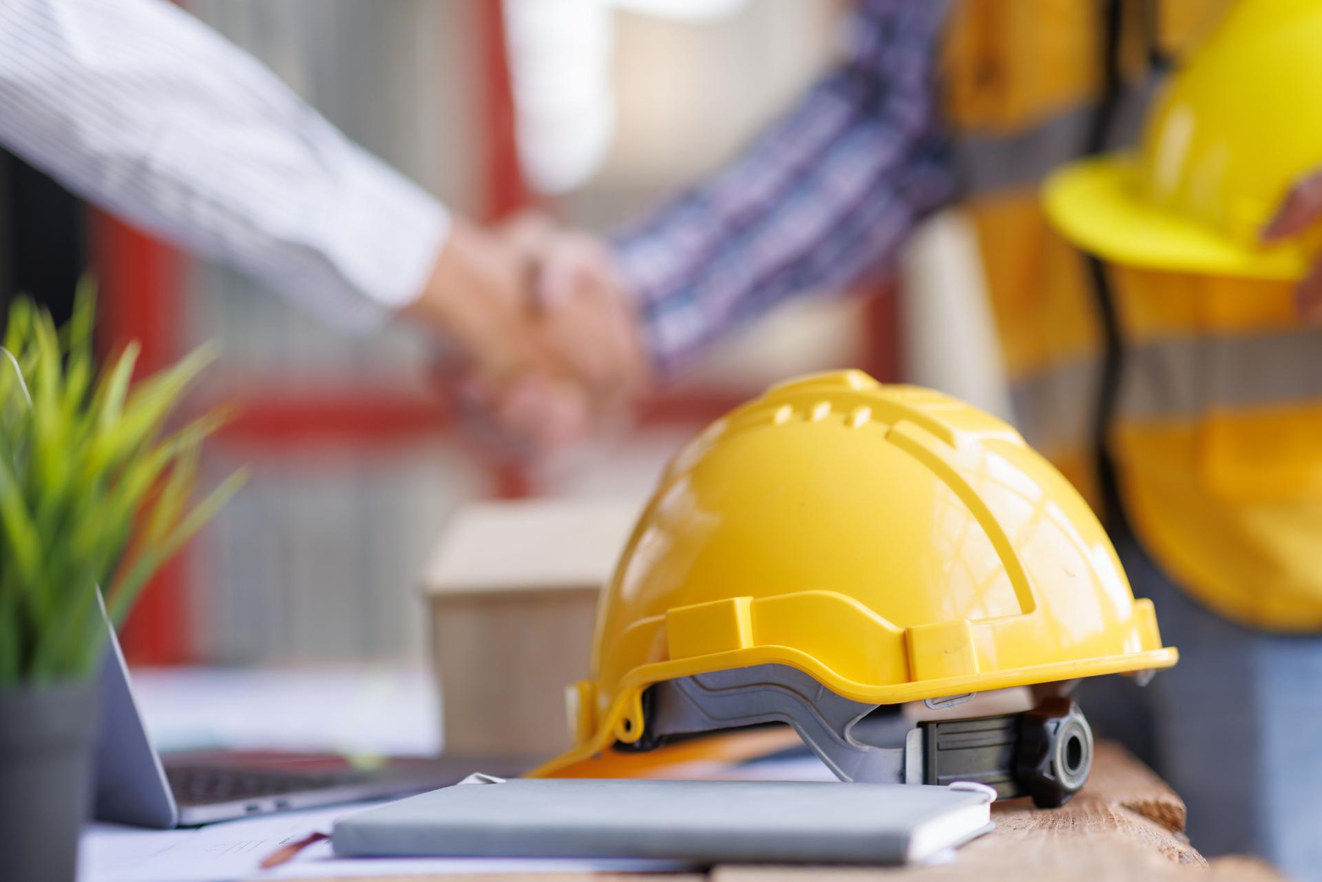 Architetto appaltatore che stringe la mano al cliente dopo aver siglato un accordo per rinnovare l'edificio, la partnership di stretta di mano dell'ingegnere e il concetto di appaltatore