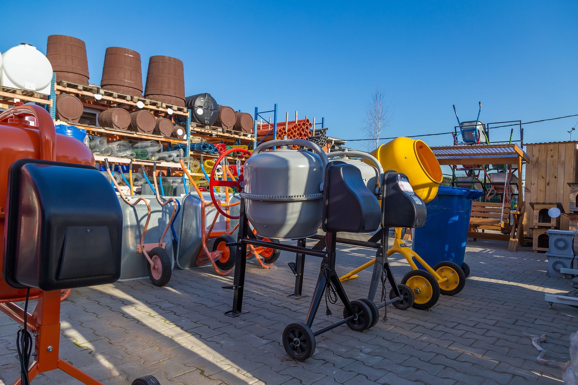 Betoniere all'ingrosso. Magazzino di strada di un negozio di ferramenta.